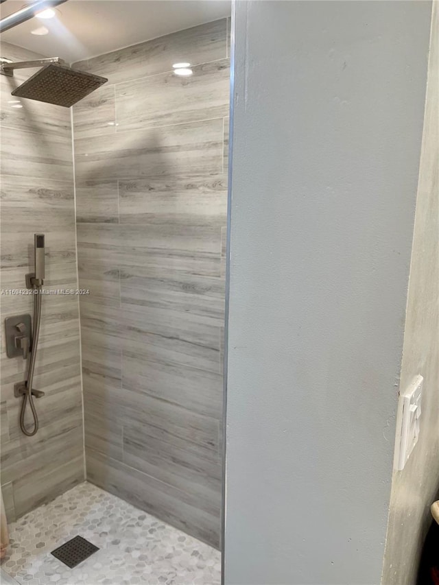 bathroom featuring a tile shower