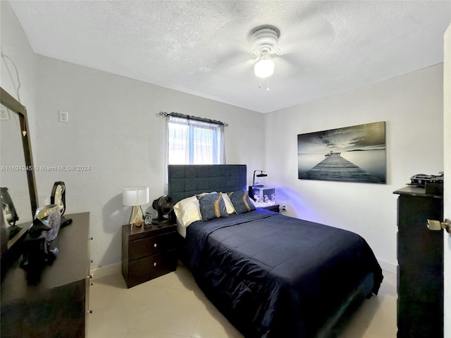 bedroom featuring ceiling fan and a textured ceiling