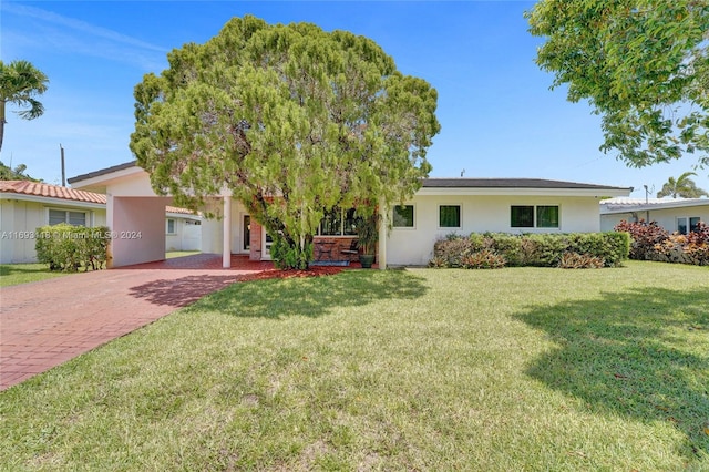 view of front of house featuring a carport and a front yard