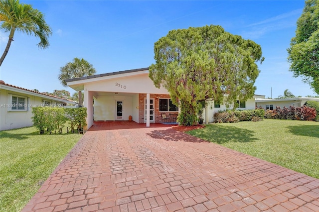 view of front of home featuring a front lawn