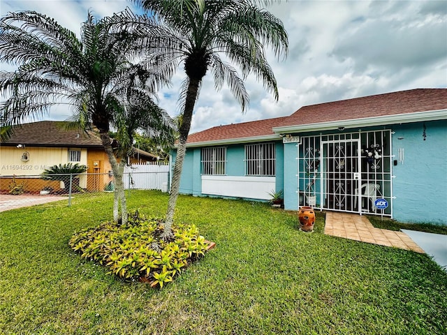 view of front of home featuring a front yard