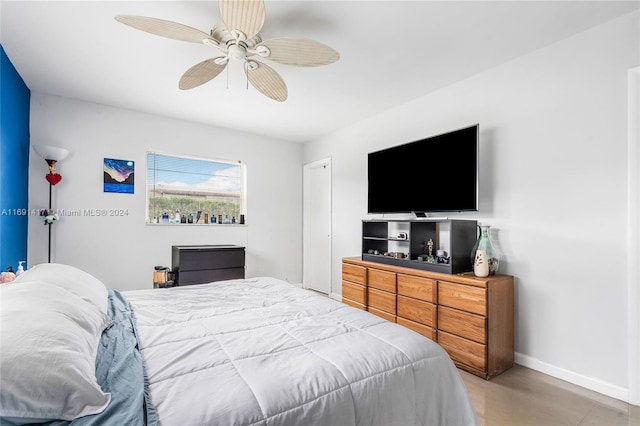 bedroom with ceiling fan