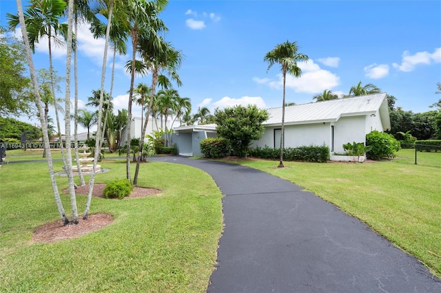 single story home featuring a front lawn