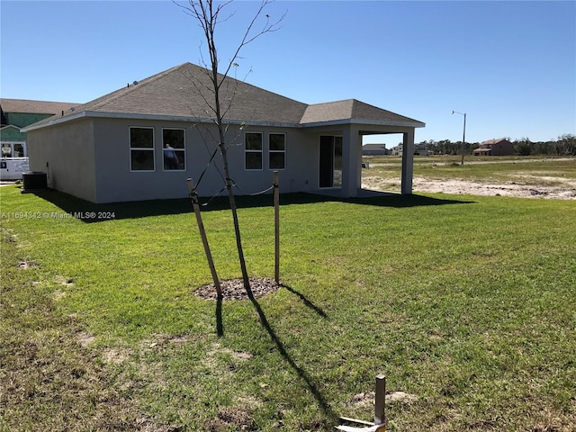 back of house featuring a yard