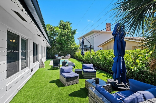 view of yard featuring an outdoor hangout area