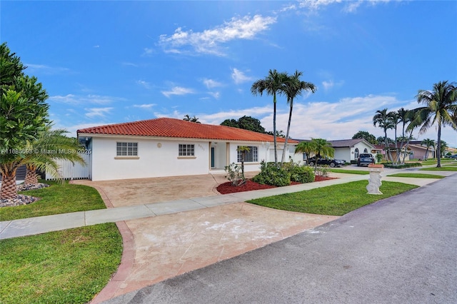 view of front of home featuring a front yard