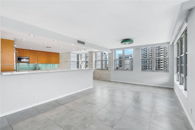 empty room featuring light tile patterned flooring