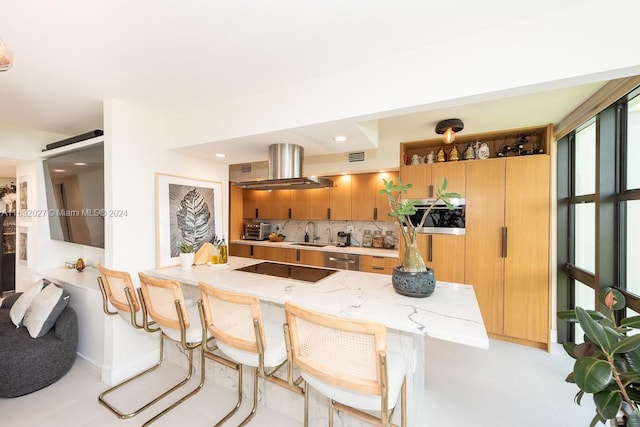 kitchen with a kitchen breakfast bar, kitchen peninsula, tasteful backsplash, and sink