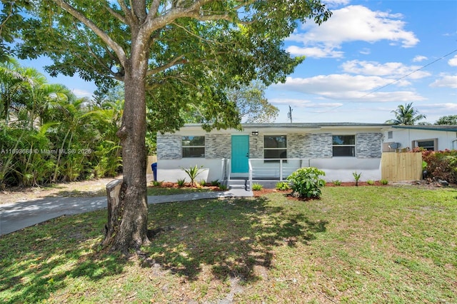 view of front of property featuring a front yard