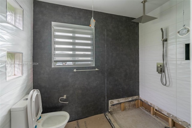 2537 Marathon Ln, Fort Lauderdale, FL 33312 - bathroom featuring a tile shower and toilet