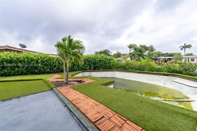 2537 Marathon Ln, Fort Lauderdale, FL 33312 - surrounding community with a lawn