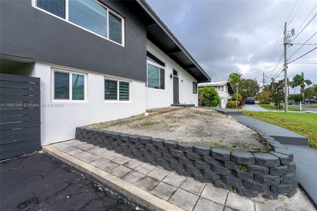 2537 Marathon Ln, Fort Lauderdale, FL 33312 - view of side of home with stucco siding
