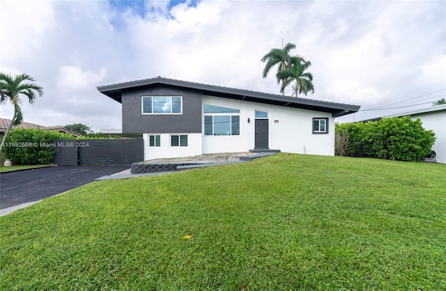 view of front of property with a front lawn