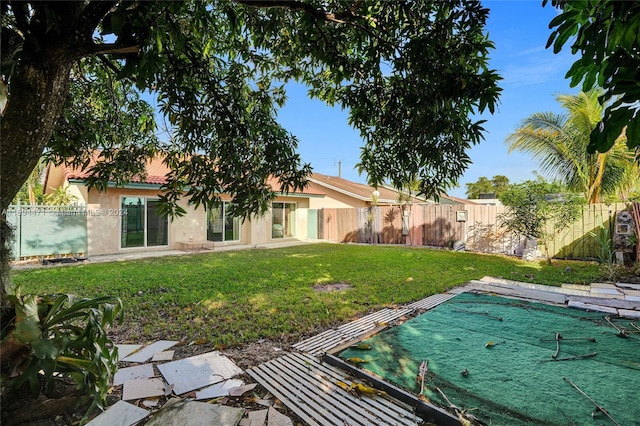 view of yard featuring a fenced in pool