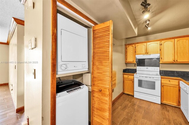 full bathroom featuring vanity, bath / shower combo with glass door, and toilet