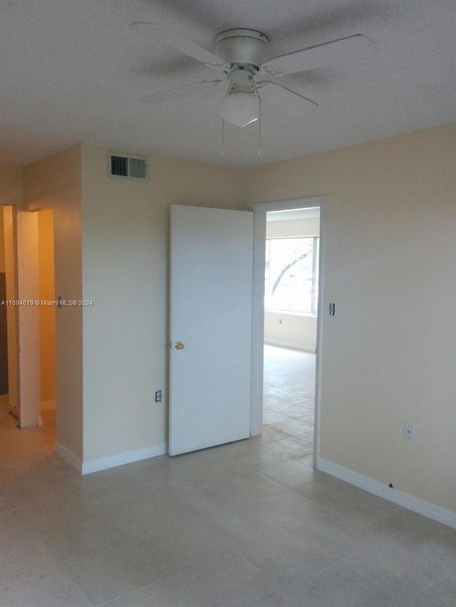 spare room featuring ceiling fan and a textured ceiling