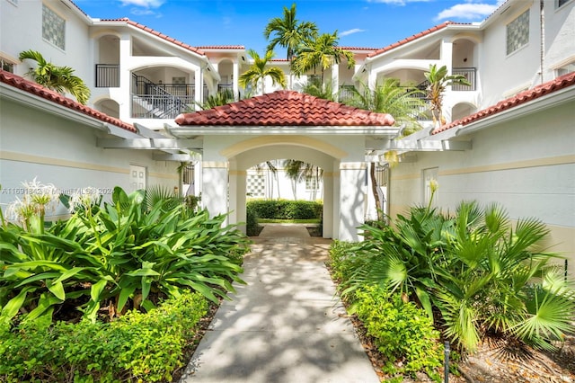 entrance to property featuring a balcony