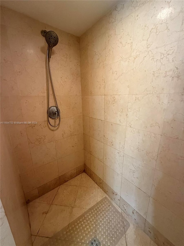 bathroom featuring tiled shower