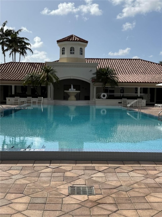 view of swimming pool featuring a patio