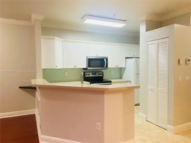 kitchen with kitchen peninsula, electric range, white cabinets, and ornamental molding