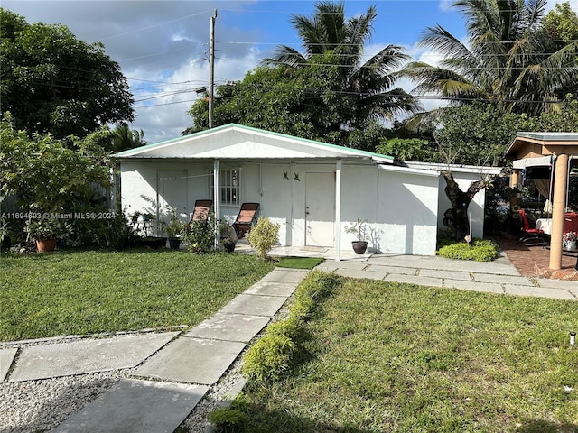 view of front of house with covered porch and a front yard