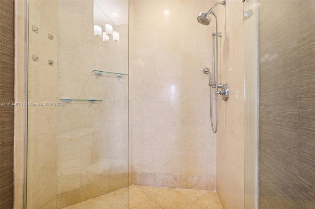 bathroom featuring a tile shower