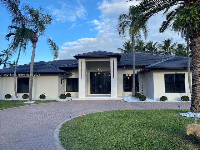 view of front facade with a front yard