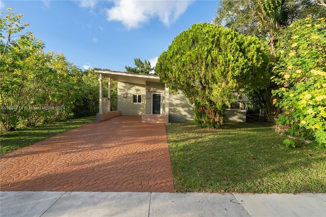 view of front facade featuring a front yard