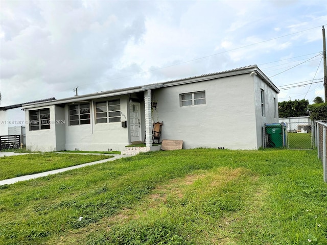 view of front of property featuring a front yard