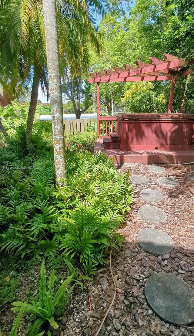 view of yard with a hot tub