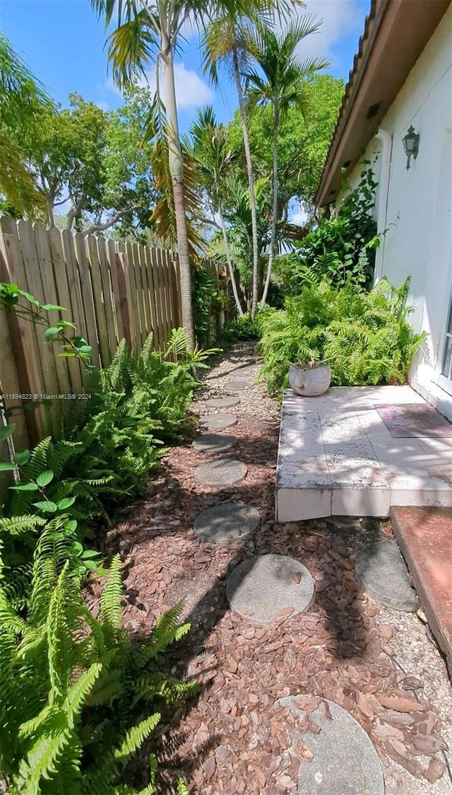 view of yard featuring a patio