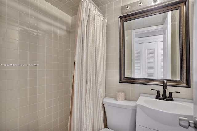 4107 E Cambridge E Unit 4107, Deerfield Beach, FL 33442 - full bath featuring tile walls, vanity, toilet, and a shower with curtain