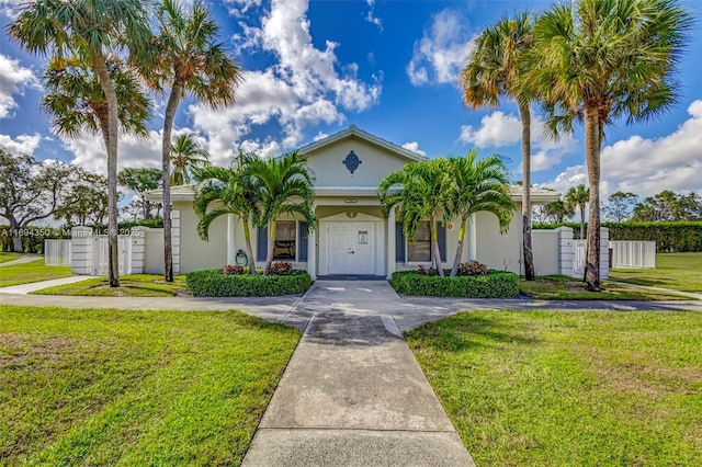 view of front facade featuring a front yard