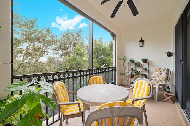 sunroom with ceiling fan