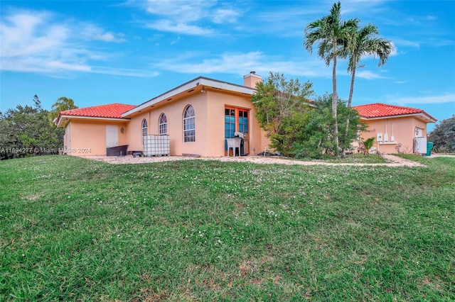 view of front of house featuring a front lawn