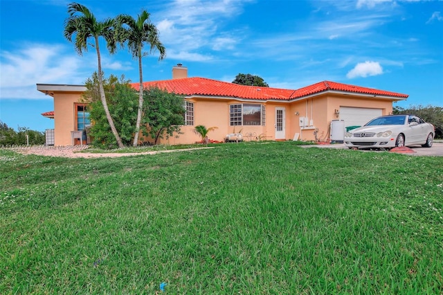 view of front facade featuring a front lawn and a garage