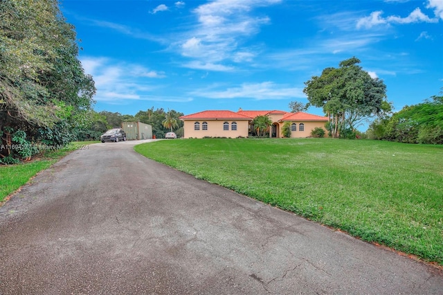 view of front of house featuring a front yard