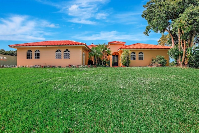 view of front of home featuring a front lawn