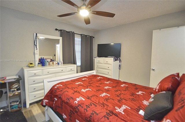 bedroom featuring ceiling fan and a textured ceiling