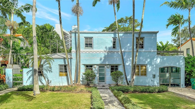 view of front of property featuring a front yard