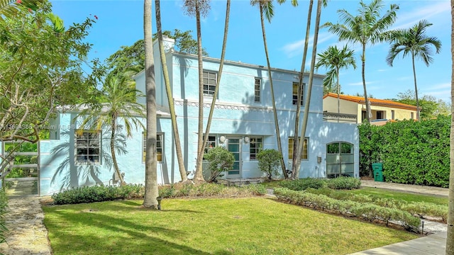 view of front of home featuring a front lawn