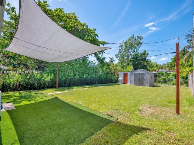 view of yard featuring a storage shed