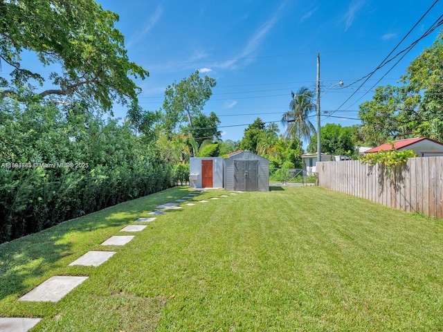 view of yard with a storage unit