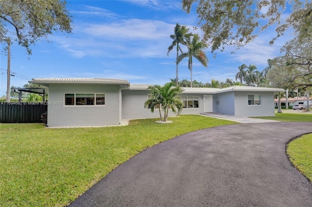 view of front of house featuring a carport and a front yard