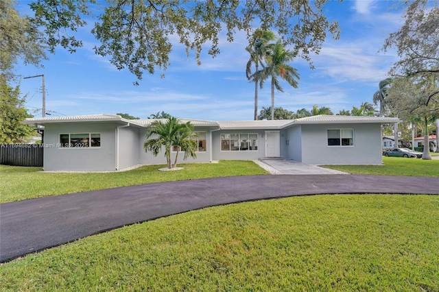 single story home featuring a front lawn