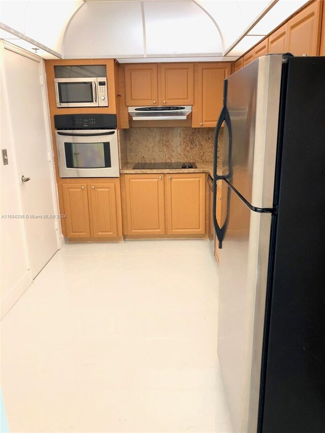 kitchen with decorative backsplash and appliances with stainless steel finishes