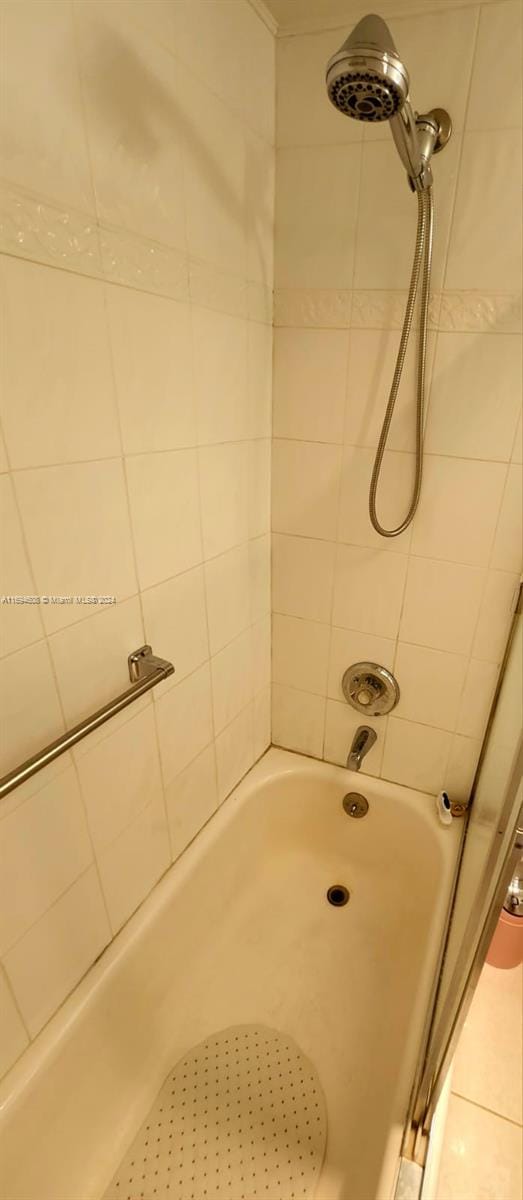 bathroom featuring tiled shower / bath