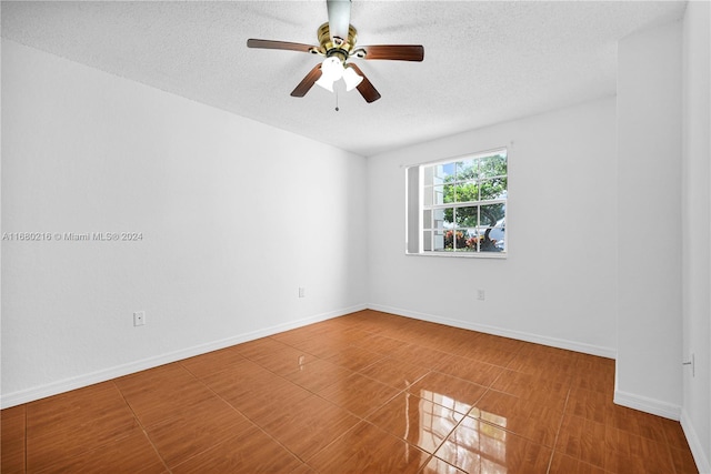 spare room featuring ceiling fan and a textured ceiling