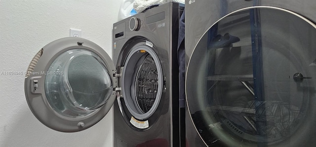 washroom featuring washing machine and clothes dryer