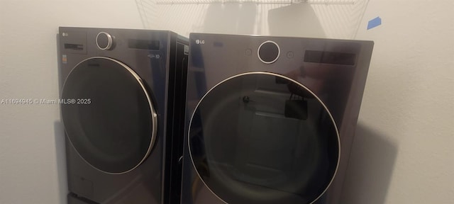 laundry room featuring washer and clothes dryer